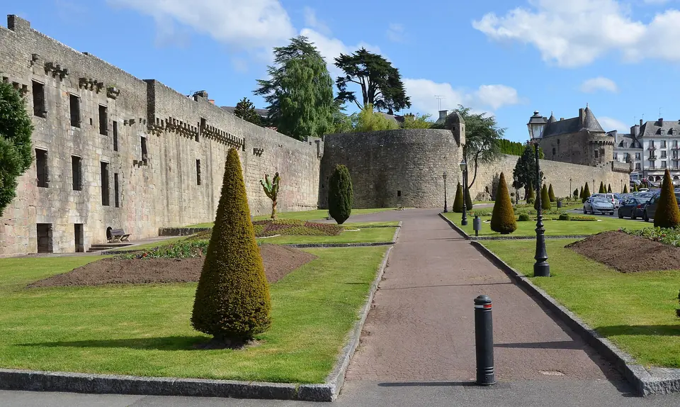 Remparts de la ville close d'Hennebont et jardin aménagé au pied de l'enceinte.