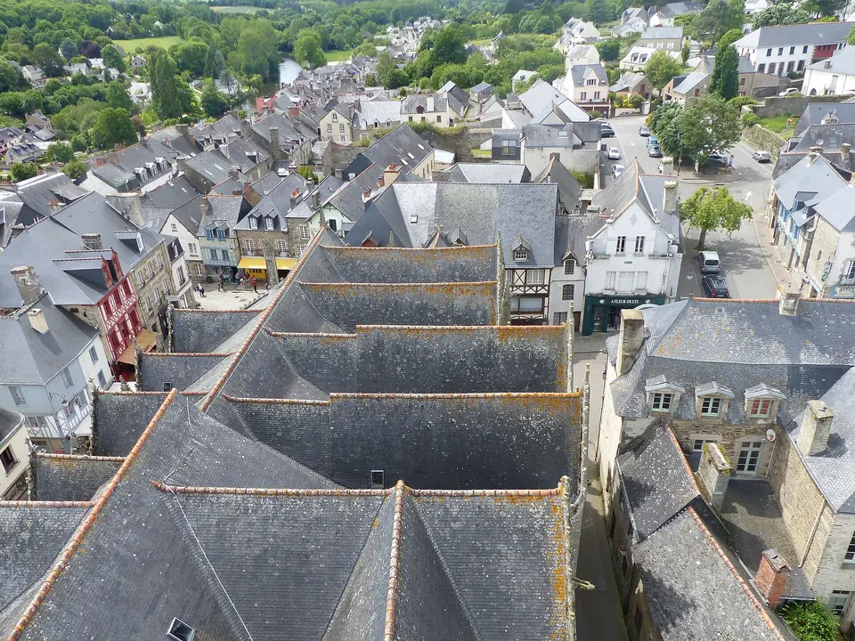 Vue plongeante sur les toits d'ardoise du centre de Josselin depuis le clocher de la basilique.
