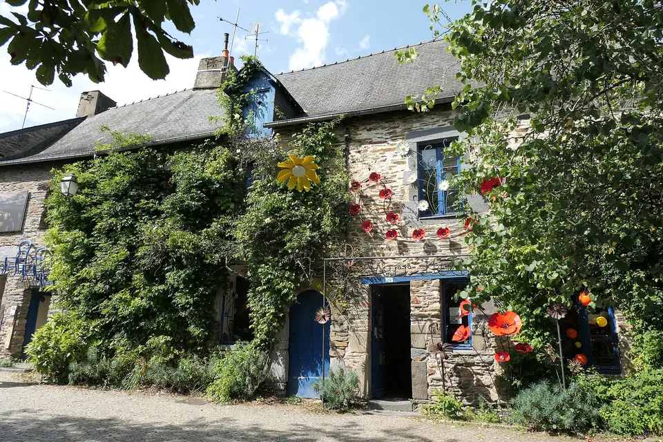 Maison ancienne en pierre au toit d'ardoise, rue Saint-Vincent à La Gacilly.