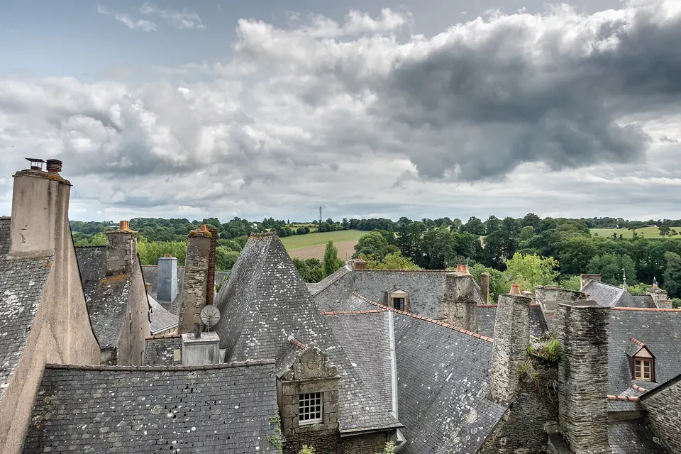 Toits d'ardoise, cheminées en pierre et lucarnes du bourg de Rochefort-en-Terre.